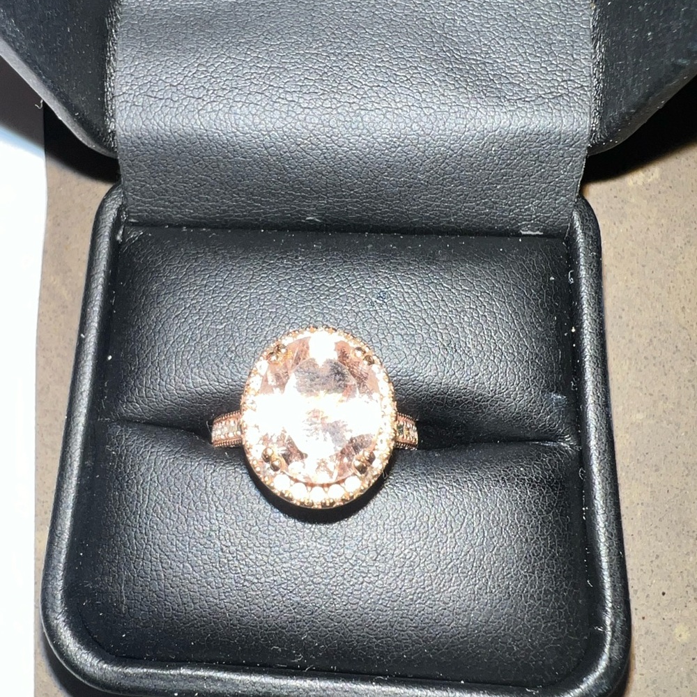 New Fine Morganite 4.12 carat and Diamond set in Rose Gold Ring